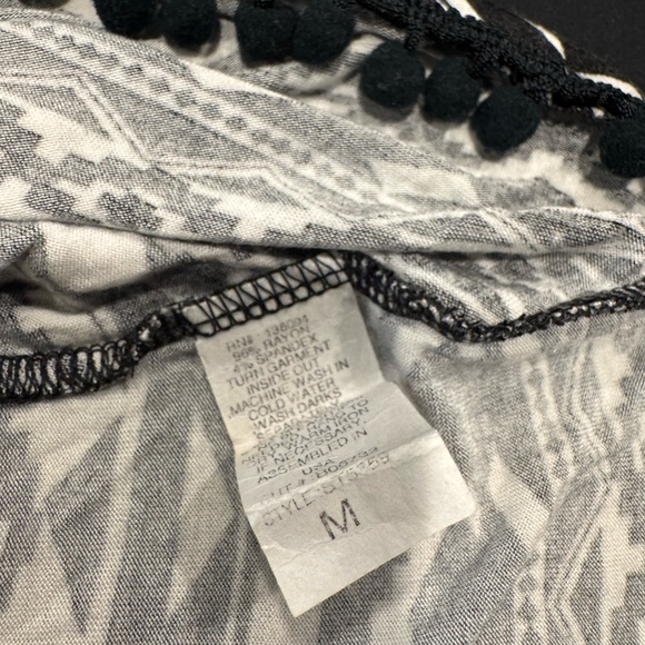 4/$15 Blu Planet Black and White Geometric Cropped Tank with Trim - Picture 3 of 3